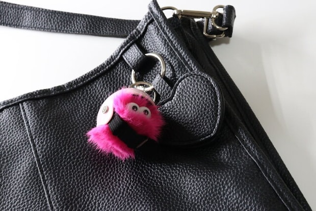 ダイソーのエコファーキーホルダー ギョロ目モンスター カラフルは持ち物の目印にぴったり