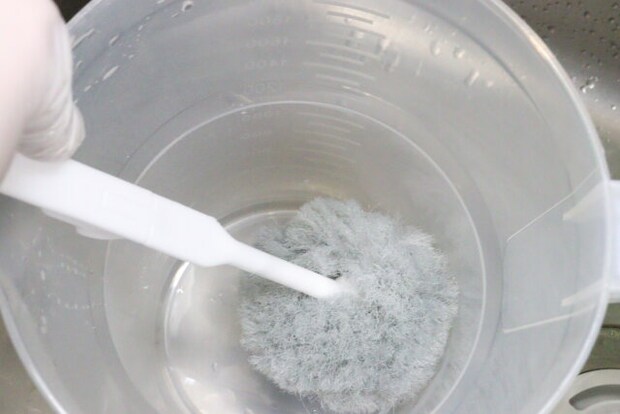 ダイソーの折りたためるボトルクリーナー（繊維タイプ）でシェイカーを洗う