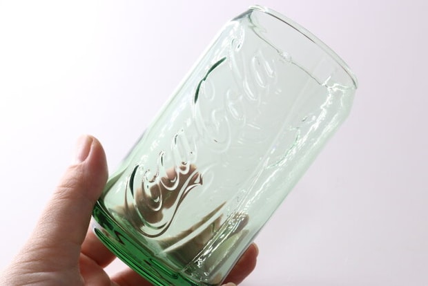 ダイソー　缶型グラス（コカ・コーラ、SSCF）　サイズ感