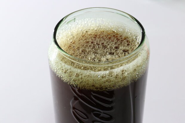 ダイソー　缶型グラス（コカ・コーラ、SSCF）　使用例　厚み