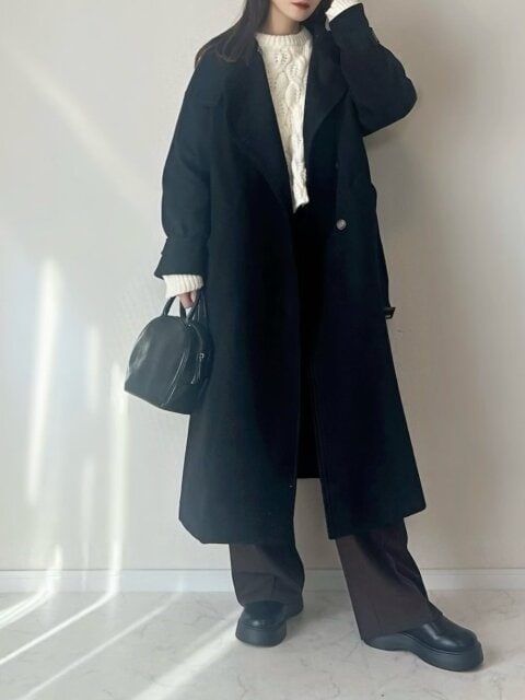 2025大人女性黒アウター白ケーブルニットコーデ