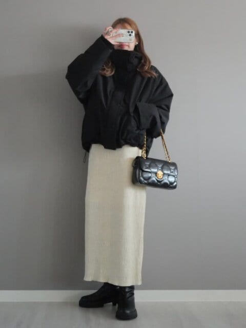 2025大人女性黒アウター白ナロースカートコーデ