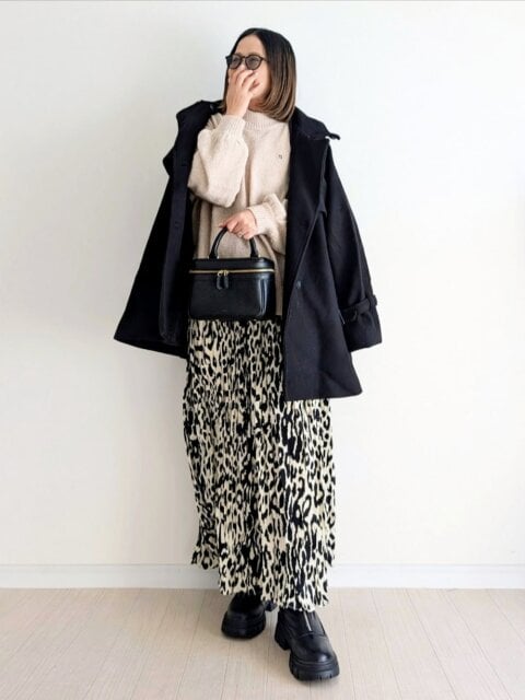 2025大人女性黒アウターレオパードスカートコーデ