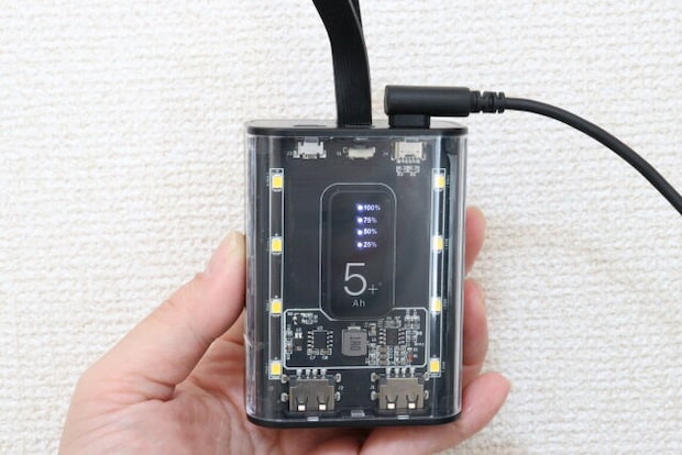 スケルトンデザイン モバイルバッテリー 5000mAh　使用時