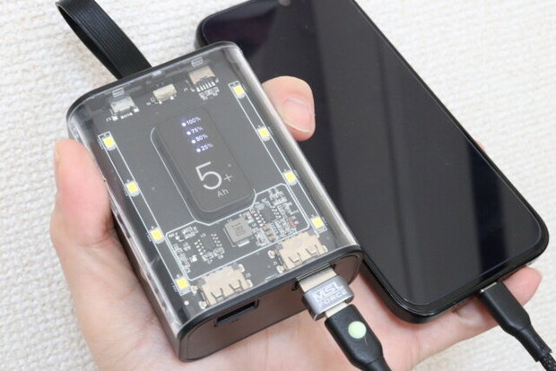 スケルトンデザイン モバイルバッテリー 5000mAh　サイズ感