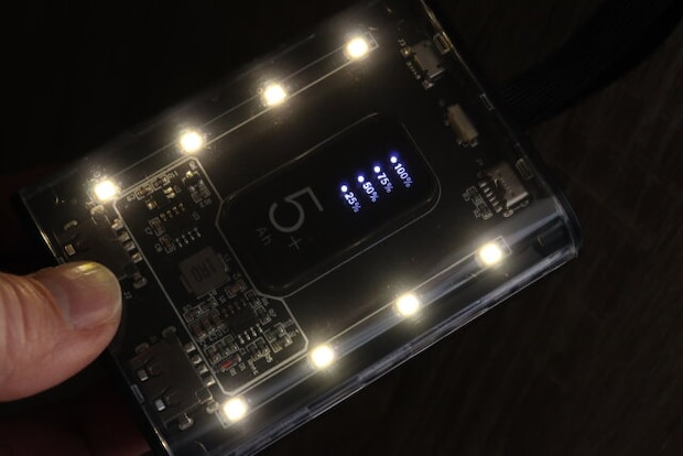 スケルトンデザイン モバイルバッテリー 5000mAh　LEDライト