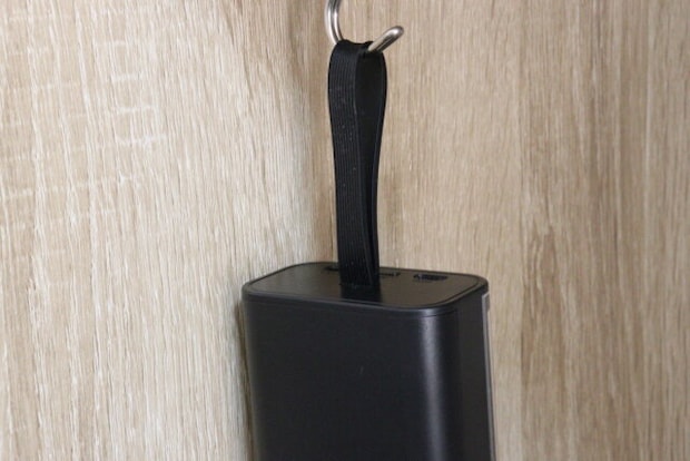 スケルトンデザイン モバイルバッテリー 5000mAh　ストラップ