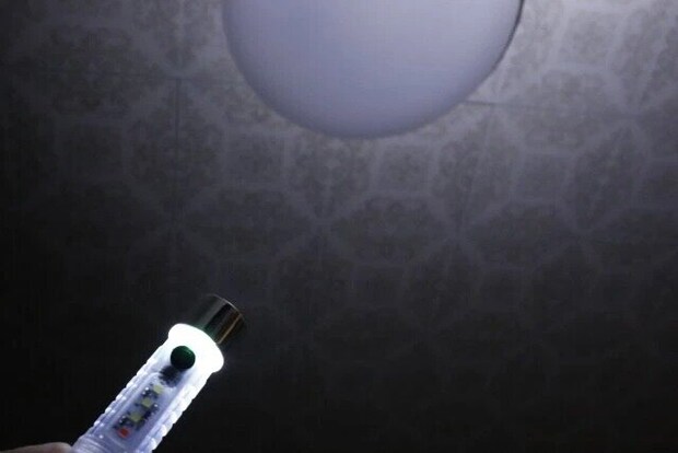 ダイソーの明るい充電式 LED スケルトンライト