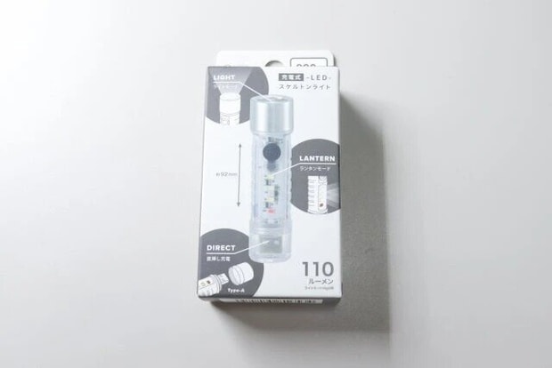 ダイソーの充電式 LED スケルトンライトのパッケージ