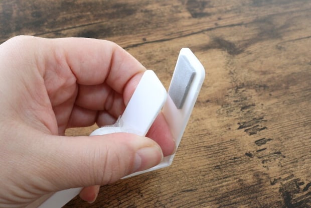 ダイソーのnoma 吊り戸棚用キッチンペーパーホルダーはすべり止め付きでずれにくい