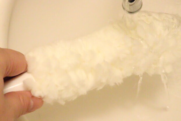 網戸クリーナー　水に浸す