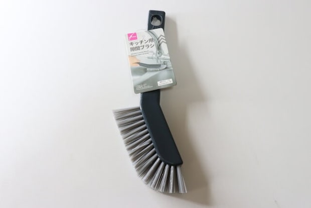 ダイソーのキッチン用隙間ブラシのパッケージ