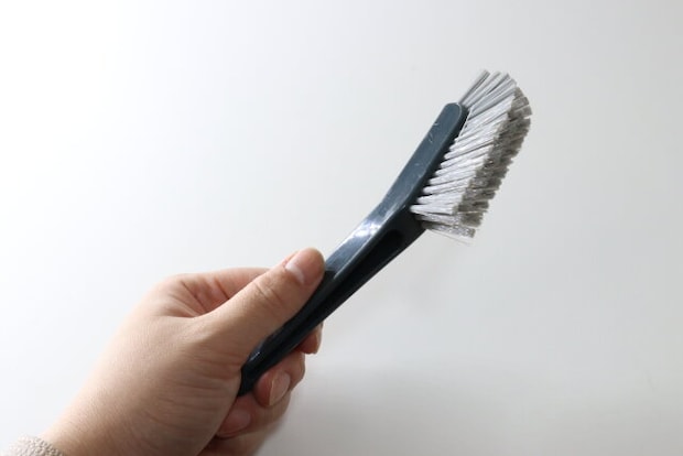 ダイソーのコンパクトなキッチン用隙間ブラシ