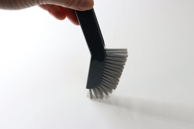 ダイソーの先端がカーブしたキッチン用隙間ブラシ