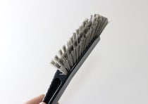 ダイソーのこれ…台所じゃなくてこっちのほうが正解では？意外なところにピタッとハマるブラシ