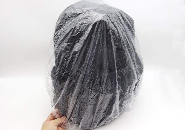 ダイソー 携帯用簡易レインバッグカバー(リュックサック用) ダイソーの携帯用簡易レインバッグカバー(リュックサック用)をリュックに被せる