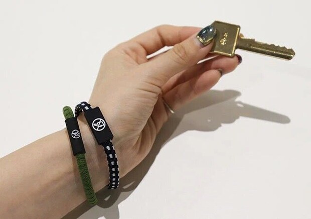 ダイソーのお洒落な静電気軽減ブレスレット（ギンガム、ダーク）と静電気軽減ブレスレット（太丸）