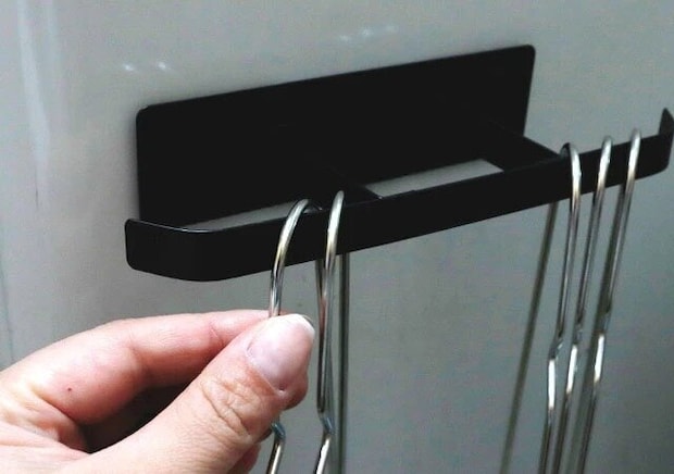 ダイソーの便利な洗濯機横マグネットハンガー ブラック