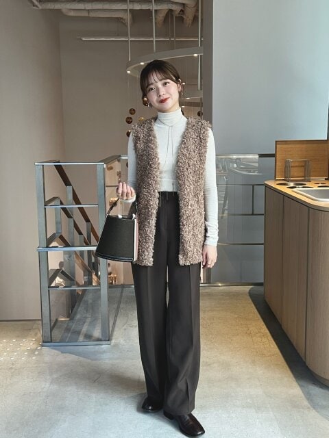 2025冬大人女性ファーベストきれいめカジュアルコーデ