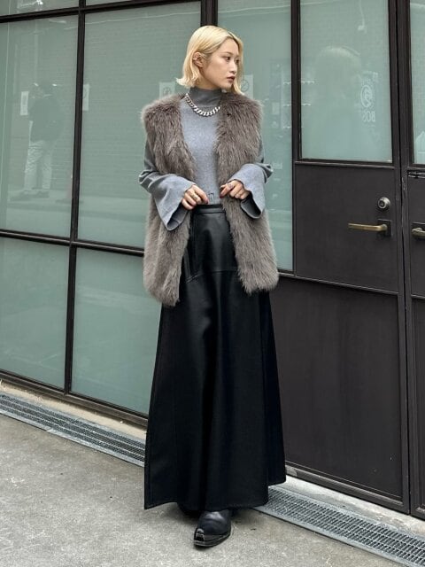 グレーファーベストレザースカートモノトーンコーデ 2025冬大人女性グレーファーベストレザースカートモノトーンコーデ
