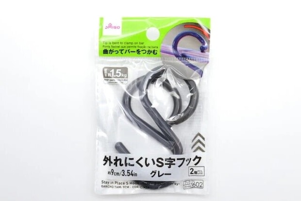 ダイソーの外れにくいS字フック（9cm、2本、グレー）のパッケージ