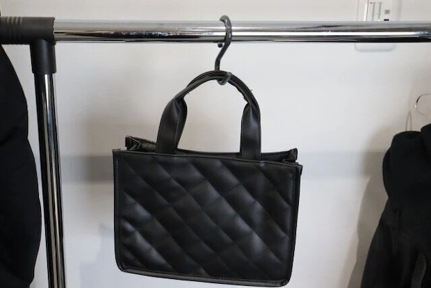 ダイソーの便利な外れにくいS字フック（9cm、2本、グレー）