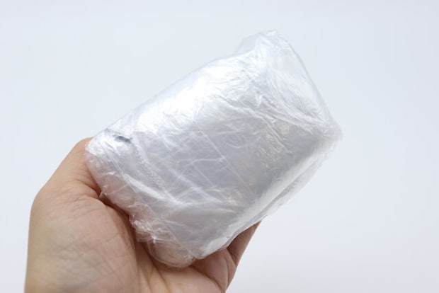 セリア ケース付きレインコート 大人用 セリアのケース付きレインコート 大人用はコンパクトなサイズ