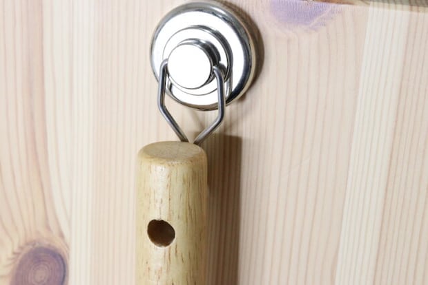 ダイソーの木柄PPたわし L字タイプをフックに吊るす