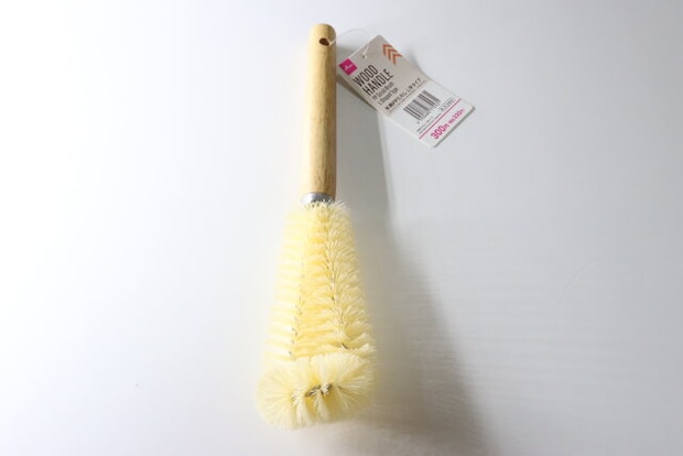 ダイソーの木柄PPたわし L字タイプのパッケージ