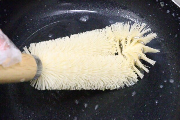 ダイソーの木柄PPたわし L字タイプで鍋を洗う