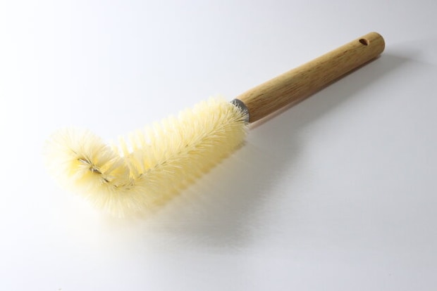 ダイソーの木柄PPたわし L字タイプのビジュアル