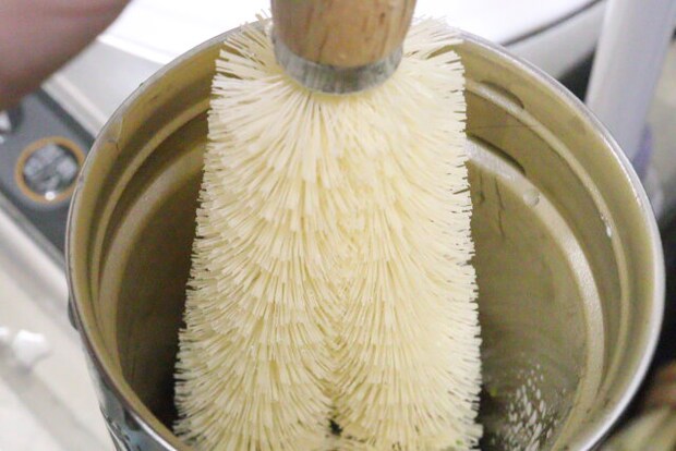 ダイソーの木柄PPたわし L字タイプでタンブラーを洗う