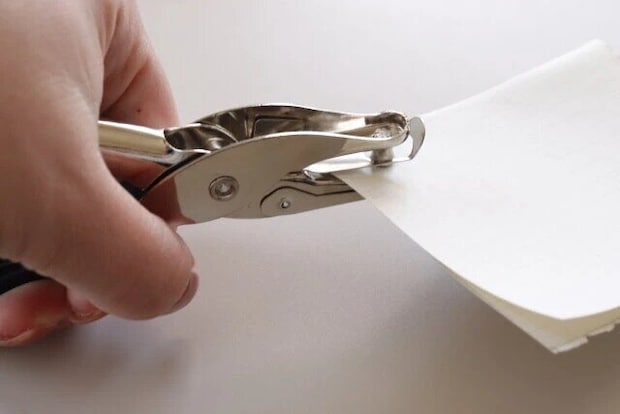 ダイソーの便利な1穴ハンドパンチ