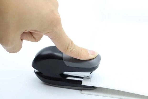 ダイソーの便利なホッチキス（黒、省力タイプ）