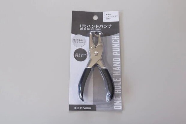 ダイソーの1穴ハンドパンチのパッケージ