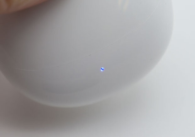 インナーイヤー型完全ワイヤレスステレオイヤホン（ホワイト）　充電中