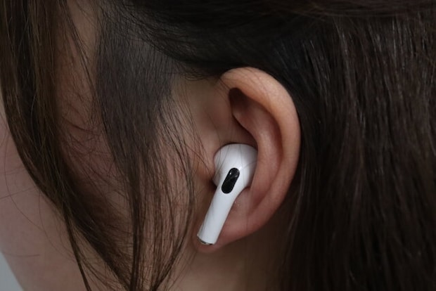 インナーイヤー型完全ワイヤレスステレオイヤホン（ホワイト）　使用例