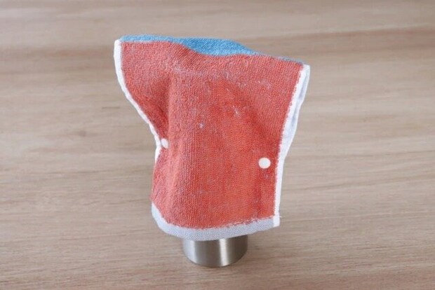 ダイソーの置き場に困らないカブセルハンカチ（ブルー・オレンジ）