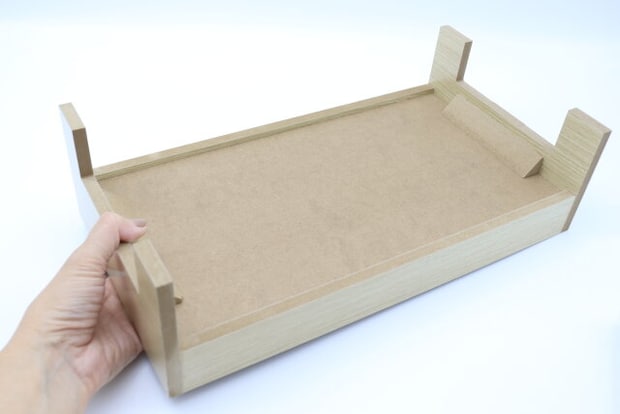 ダイソー ペット用テーブル ダイソーのペット用テーブルは裏側に支えがついていて安定感がある