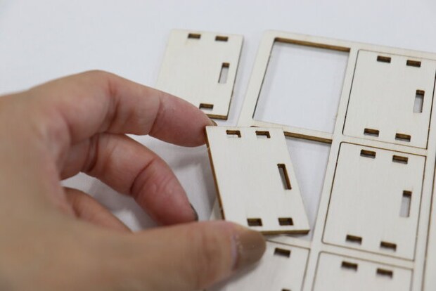 ウッドアドベントカレンダーキット（ハウス型）　パーツ取り外し