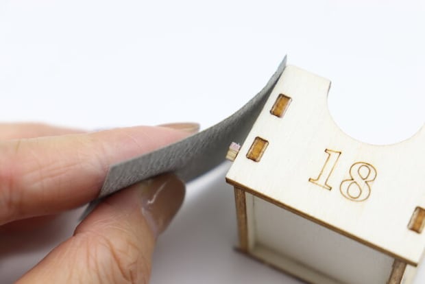 ウッドアドベントカレンダーキット（ハウス型）　やすりがけ