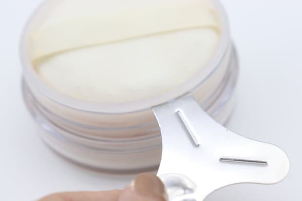 セリアのフェイスパウダー詰め替えツールをフタに挿し込む