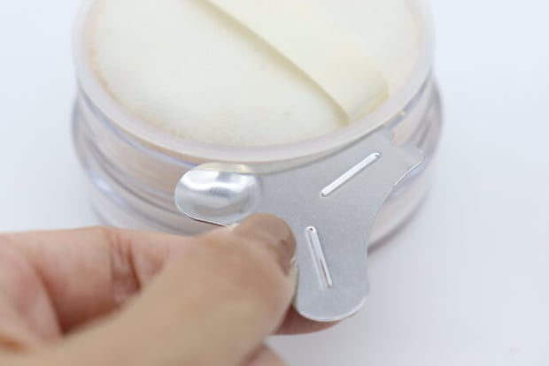 セリアのフェイスパウダー詰め替えツールでフタを開ける