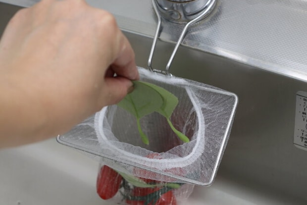 蛇口につけるステンレス水切りネットホルダー　使用例