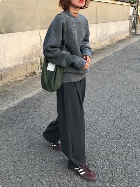 2025冬大人女性グレーニットワントーンコーデ