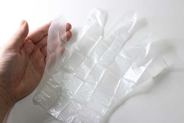 持ち運びやすいポリエチレン手袋 50枚入り　サイズ感