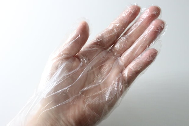 持ち運びやすいポリエチレン手袋 50枚入り　装着