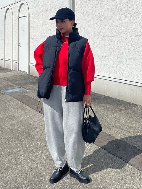 黒ダウンベストコーデ5