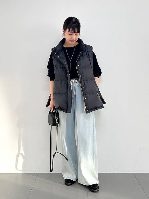 黒ダウンベストコーデ4