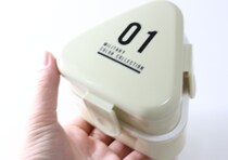 おにぎりもおかずもモリモリ入る！文句の付け所がない100均弁当箱